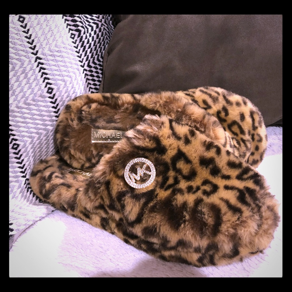 ✨Michael Kors leopard slippers